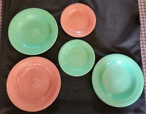 5 Piece Oneida Petals Dishes 3 Dinner Plates  2 Salad Plates Terra Cotta & Green - Picture 1 of 11
