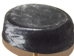 Vintage Lady's Pressed Velvet Pillbox Hat - 1940s - $20 - Bild 1 von 1