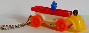 ROMPECABEZAS DE PLÁSTICO DE MOTOR DE BOMBEROS VINTAGE LLAVERO COLORIDO - Imagen 1 de 4