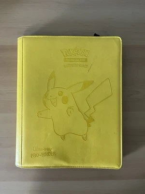 Carpeta Pro Ultra Pro Premium Pikachu 9 bolsillos - pequeña, amarilla Foto 1 de 2