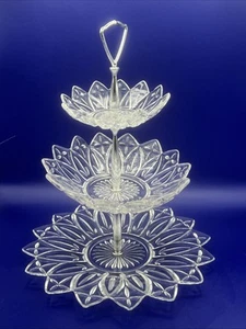 Vtg 3 Tier Federal Glass Petal Pattern Clear Serving Tray Handle Exquisite MCM - Foto 1 di 9
