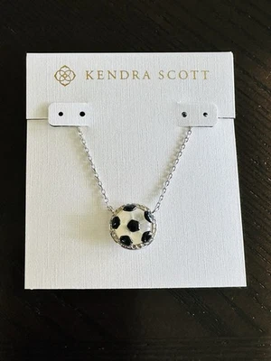 Collar colgante corto de plata de fútbol Kendra Scott en marfil nácar Foto 1 de 3