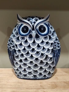 "Impresionante estatuilla de búho esmaltado Pier 1 de cerámica de 10,5"" azul y blanco" - Imagen 1 de 7