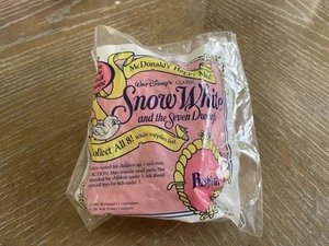 Snow White And The Seven Dwarfs-McDonald’s Happy Meal Bashful 1992 - Picture 1 of 2