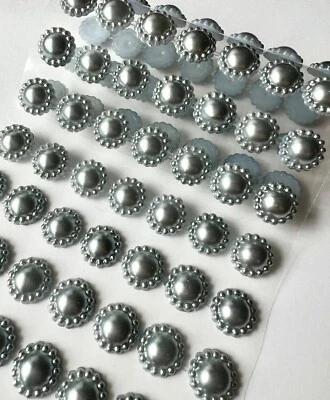 56 Selbstklebende Halbperlen Blumen Acryl Perle 12mm Hochzeit Basteln silber/gra - Bild 1 von 4