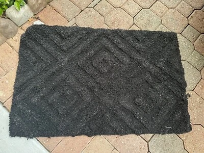 Alfombra de piso negra con detalles de oropel plateado Foto 1 de 4