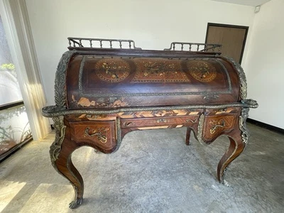 Escritorio con tapa enrollable cilíndrica Louis XV Kingwood con adornos Ormolu de latón y galería Foto 1 de 4