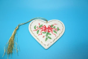Cinta de acebo adorno navideño en forma de corazón Lenox China - Imagen 1 de 3