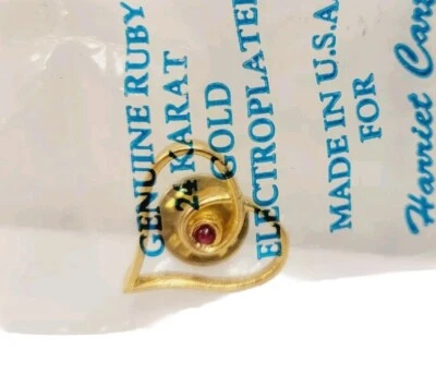 Заколка на лацкан Ruby Heart золотистого цвета 1 дюйм сделана исключительно для Harriet Carter США - Изображение 1 из 3