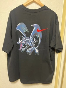 Yu-Gi-Oh Nike Collaboration Red-Eyes Black Dragon T-Shirt Schwarz Ver XL Größe - Bild 1 von 1