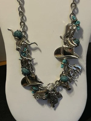 De Colección Westerncore Grueso Tono Plateado Dije Collar Bronco Botas de Vaquero Sombrero Sillín Foto 1 de 4