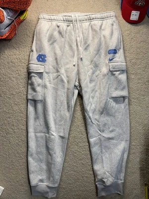 Nike Carolina del Norte Tacones Alquitranados Fútbol Baloncesto Equipo Emisión Puños Joggers L Foto 1 de 4