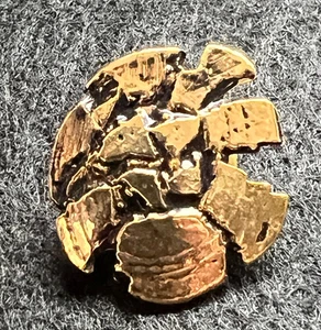 ANTIQUE GOLD TONE DESIGNER STYLE PIN BADGE BROOCH - Picture 1 of 3