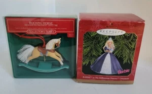 Lotto di 2 ornamenti vintage Hallmark - Barbie principessa del millennio e cavallo a dondolo - Foto 1 di 9