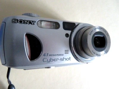 SONY CYBER-SHOT DIGITAL CAMERA DSC-P73 MPEG MOVIE SMARTZOOM 4.1-w/Carry case - Image 1 of 4