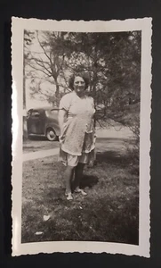 Vintage 1940er Jahre Fotografie Frau in Schürze mit Auto Hintergrund Wisconsin Herkunft - Bild 1 von 2