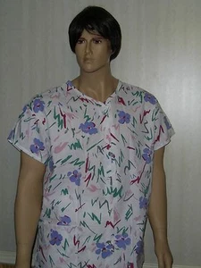 VNeck Tunic Scrub Top XL & 2XL Floral Pattern 2 Pockets Metal Snaps Short Sleeve - Imagen 1 de 7