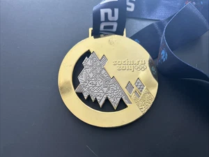 Olympische Medaille Olympische Winterspiele Sotschi 2014 3,25" mit Schlüsselband Replik Gedenkmünze - Bild 1 von 5