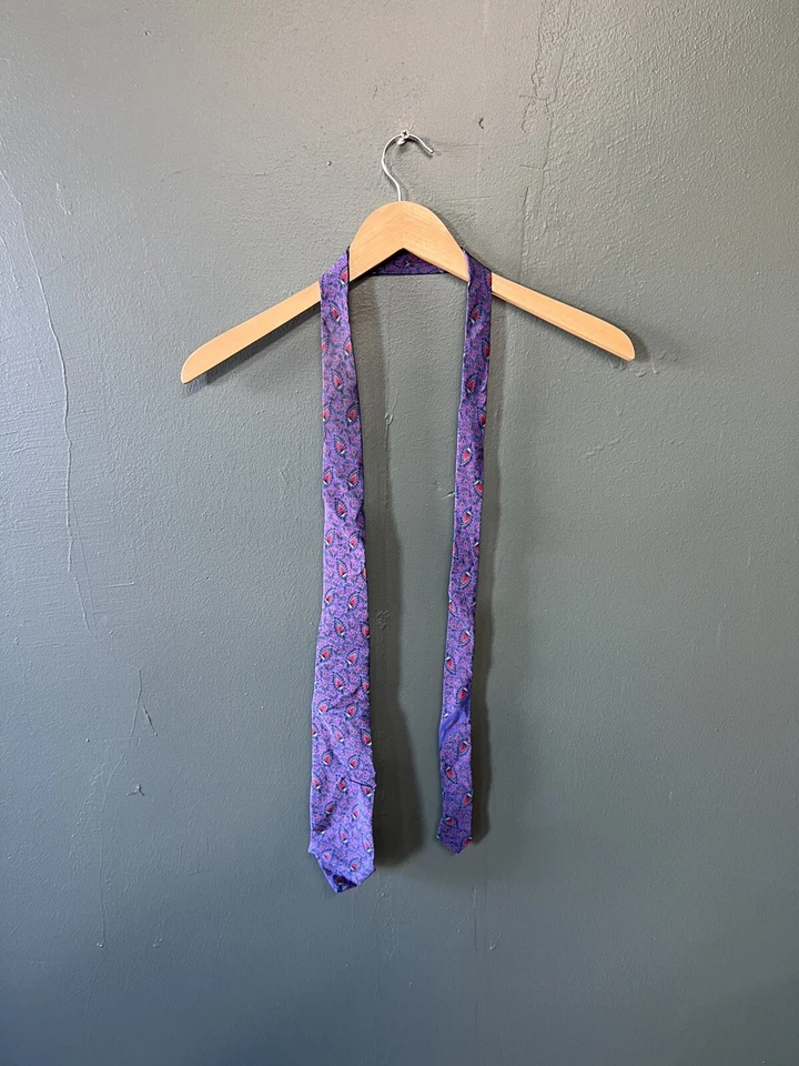 Corbata de seda vintage Valentino para hombre con patrón de cachemira púrpura Foto 1 de 4