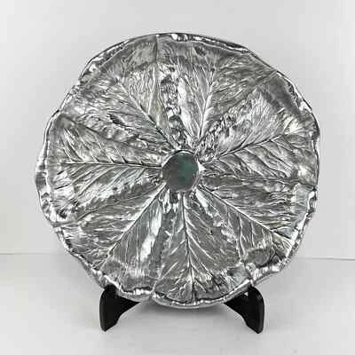 Bandeja redonda Wilton Co. Armetale Bruce Fox Design folha de repolho 14" - Imagem 1 de 4