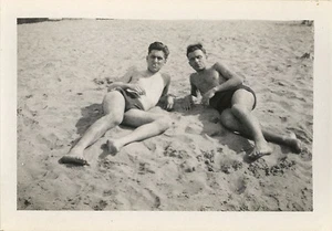 ALTES FOTO - VINTAGE SNAPSHOT - MANN STRAND NACKTER OBERKÖRPER BADEANZUG -MAN BEACH - Bild 1 von 1