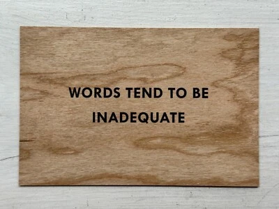 Postal de JENNY HOLZER Truisms - PALABRAS TIENDEN A SER INADECUADAS Foto 1 de 2