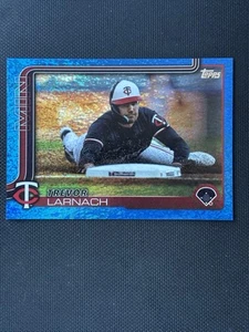2025 Topps Serie 1 - Trevor Larnach #279 Blue Holo Foil/150 - Imagen 1 de 2