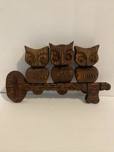 Vintage Cryptomeria gebranntes Holz geschnitzt Eulen Schlüssel Aufhänger Wandbild Mid Century - Bild 1 von 9