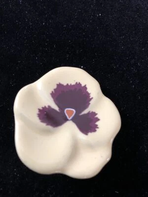 Broche prendedor de cerámica vintage firmado por Avon pintado amarillo y púrpura con flor de pensamiento - Foto 1 de 4