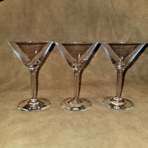 Vasos de Martini de 5 oz de 5 3/4" de alto 4" de diámetro (Juego de 4). Excelente estado. - Imagen 1 de 4