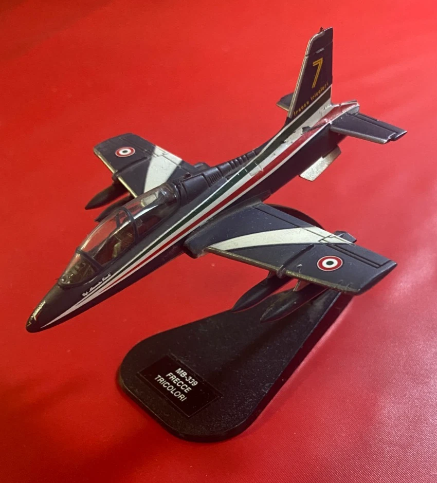ITALERI FABBRI 1:100 Modellino Aereo MB-339 FRECCE TRICOLORI Metallo pressofuso - Immagine 1 di 4