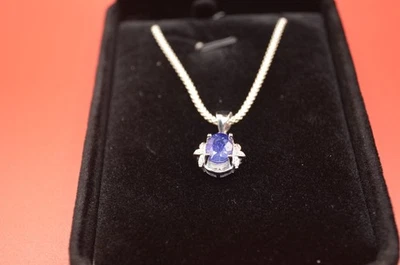Colgante de plata con zafiro de 1,5 quilates en una cadena de plata Foto 1 de 3