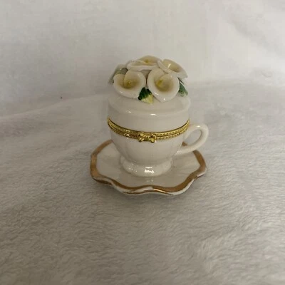 Caja de baratijas vintage de taza de té con flores blancas Foto 1 de 4