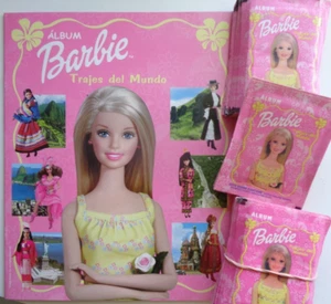 AUFKLEBERALBUM BARBIE KOSTÜME DER WELT + 100 STIKERS PACKUNGEN TOPPS Navarette - Bild 1 von 3
