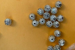 Una docena de cuentas espaciales bolas corte diamante redondo plata de ley, 8 mm - Imagen 1 de 2