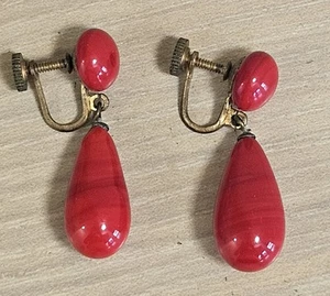 VINTAGE CORAL STONE TEARDROP SCREWBACK CLIP-ON BRASS METAL EARRINGS - Picture 1 of 3