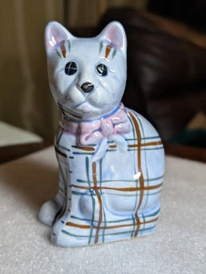 Statuina gatto gattino ceramica vintage smaltata blu motivo plaid fiocco rosa 5,75 pollici - Foto 1 di 7