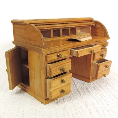 Escritorio enrollable de madera miniatura para casa de muñecas Foto 1 de 4