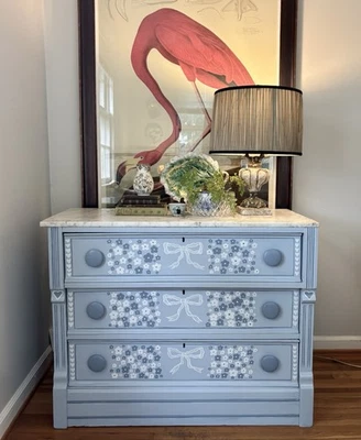 Антикварный комод с ручной росписью с цветочным рисунком со съемным мраморным верхом - Изображение 1 из 4