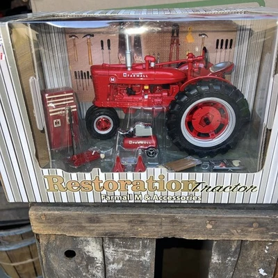 Tractor de restauración Ertl Case Farmall con accesorios nuevo en caja escala 1/16 #14593 Foto 1 de 4