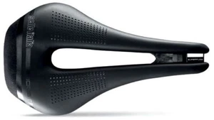 SELLA SELLE ITALIA NOVUS BOOST KIT CARBONIO SUPERFLOW L 145mm NERA - Foto 1 di 1