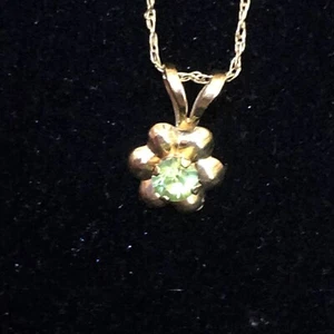 10K karat Kt Yellow Gold & Peridot  Flower  Necklace - Picture 1 of 10