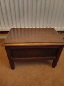 DUNKLES HOLZ NÄH AUFBEWAHRUNGSBOX TISCH STABIL KLAPPDECKEL ALT 21 CM 13,5 CM 19 CM - Bild 1 von 7