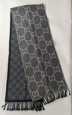 Auténtica bufanda con flecos Gucci gris patrón GG - Vendedor de confianza - Envío rápido. Foto 1 de 4