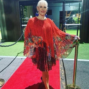CAMILLA-S/M (AU 10-12)-WANDERING WARATAH SUNRAY PRINT PLEATED SHORT RED KAFTAN - Bild 1 von 24