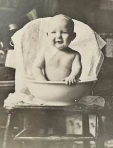 Nooksack, WA. Whatcom, Co. Baby in Waschschüssel Foto. 1911 RPPC Postkarte Americana - Bild 1 von 3