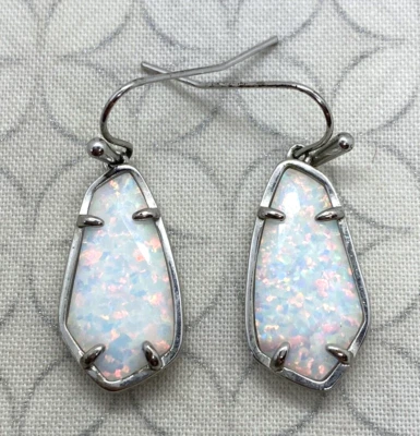 Pendientes Kendra Scott Camelia Blanco Kyocera Ópalo Tono Plata Foto 1 de 4