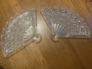 Plato de aperitivo vintage de vidrio transparente con forma de abanico de margarita y botón 10,5" x 7. Y 10,5 X - Imagen 1 de 4