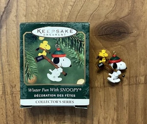 Hallmark Keepsake ornamento in miniatura 2000 divertimento invernale con bastone da hockey Snoopy #3 - Foto 1 di 3