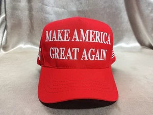 Cappello ufficiale 45-47 MAGA di Cali-Fame. Trump rosso/bianco made in USA 2024 - Foto 1 di 5
